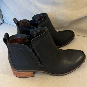 ✨Korks Tasha black ankle booties NWOB✨ Never worn!